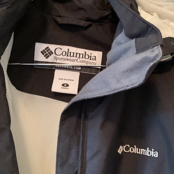 Columbia Woman’s S Packable Hooded Omni-Tech Jacket - Picture 2 of 6